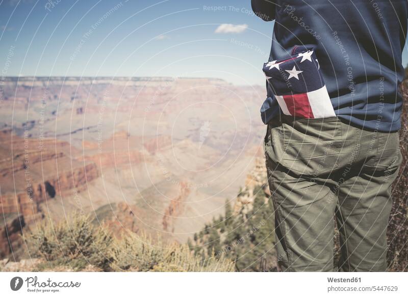 USA, Grand Canyon, Mann mit amerikanischer Flagge in der Tasche, Teilansicht Stars And Stripes Männer männlich Erwachsener erwachsen Mensch Menschen Leute