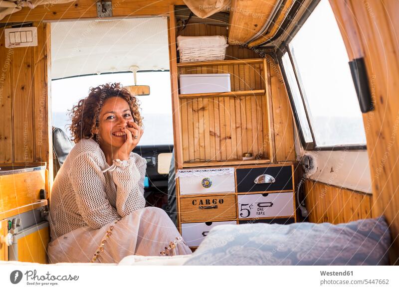 Spanien, Teneriffa, Porträt einer lachenden Frau, die im Lieferwagen sitzt Kleinbus Kleinbusse weiblich Frauen Kraftfahrzeug Verkehrsmittel KFZ Erwachsener