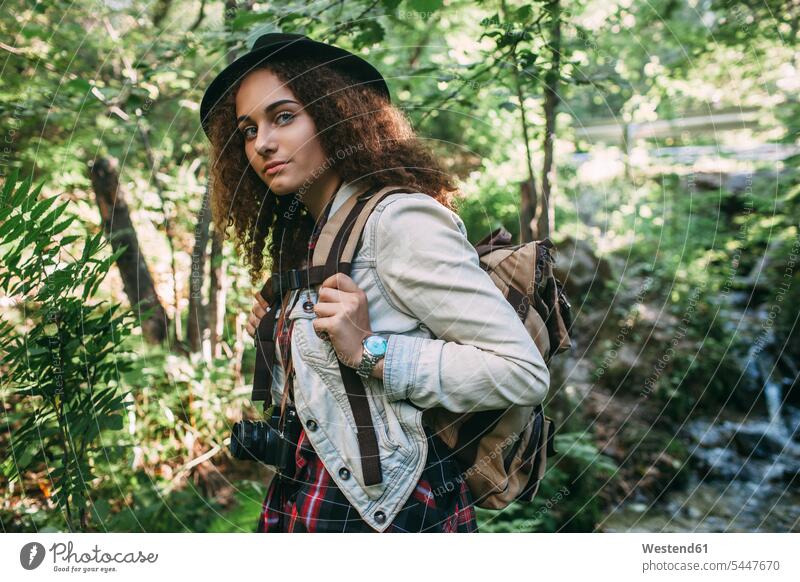 Porträt eines Teenagers mit Rucksack und Kamera in der Natur Portrait Porträts Portraits Wald Forst Wälder Teenagerin junges Mädchen Teenagerinnen weiblich