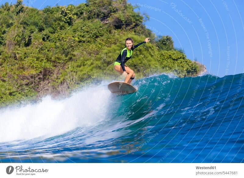 Indonesien, Bali, Frau beim Surfen Welle Wellen Meer Meere Surfing Wellenreiten weiblich Frauen Wasser Gewässer Wassersport Sport Erwachsener erwachsen Mensch