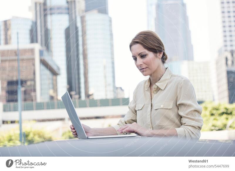 Geschäftsfrau benutzt Laptop im Freien Geschäftsfrauen Businesswomen Businessfrauen Businesswoman Notebook Laptops Notebooks Geschäftsleute Geschäftspersonen