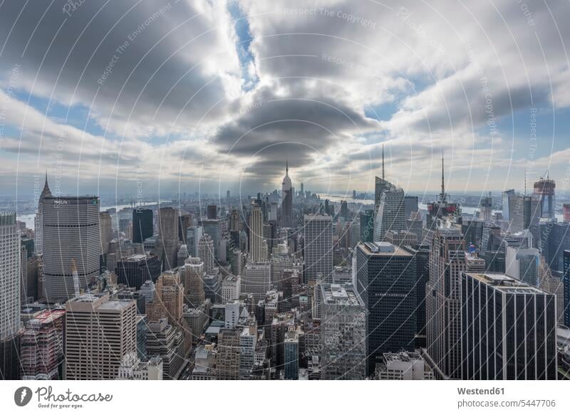 USA, New York City, Manhattan, Stadtbild von der Aussichtsplattform Top of the Rock aus gesehen Sehenswürdigkeit Sehenwürdigkeiten sehenswert Tag am Tag
