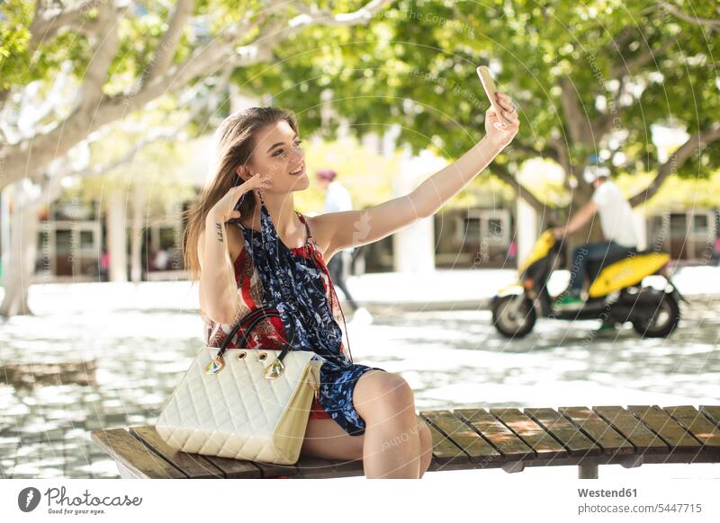 Modische Frau macht ein Selfie in der Stadt glücklich Glück glücklich sein glücklichsein Handy Mobiltelefon Handies Handys Mobiltelefone lächeln Selfies