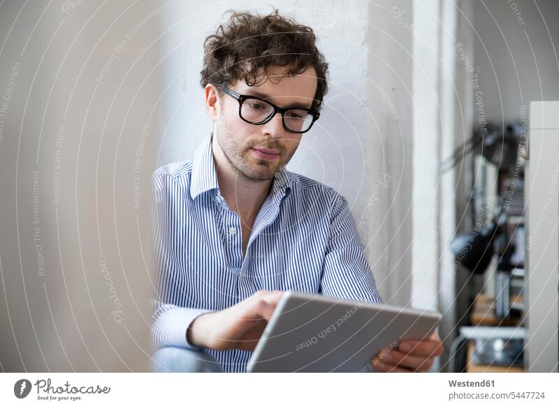 Mann mit Tablett im Büro Office Büros Arbeitsplatz Arbeitsstätte Arbeitstelle Tablet Computer Tablet-PC Tablet PC iPad Tablet-Computer arbeiten Männer männlich