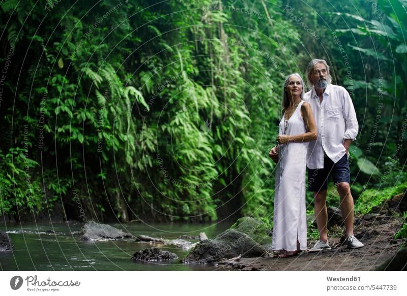 Hübsches älteres Ehepaar im tropischen Dschungel lächeln fasziniert Faszination Urwald attraktiv schoen gut aussehend schön Attraktivität gutaussehend hübsch
