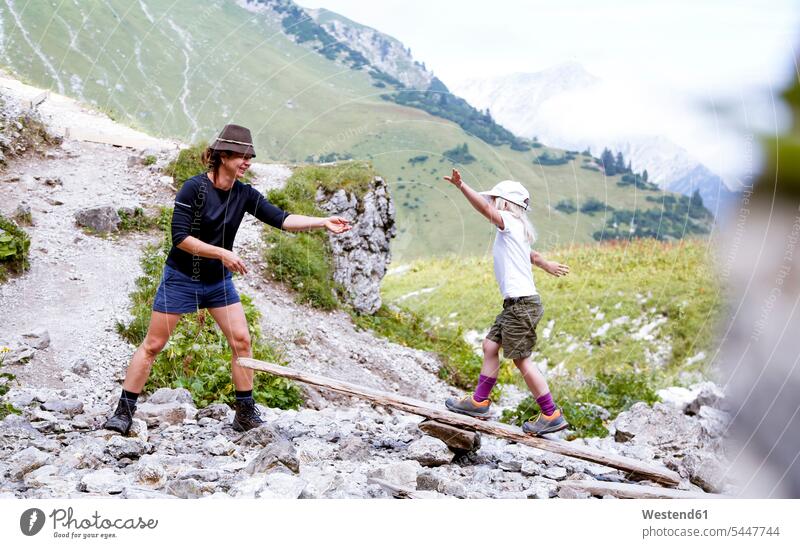 Österreich, Südtirol, Mädchen balanciert auf Holz Natur Wanderin Wanderinnen Ziel Ziele gehen gehend geht Abenteuer abenteuerlich hoelzern hölzern Erlebnis