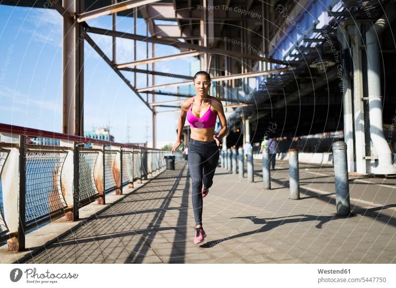 Frauentraining am Vormittag in Manhattan in der Nähe der Brooklyn Bridge trainieren laufen rennen morgens Morgen früh Frühe weiblich Brücke Bruecken Brücken