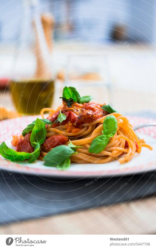 Spaghetti mit Kirschtomaten und Basilikum auf einem Teller zubereitet angerichtet garniert Italienische Küche servierfertig Italienisches Essen italienisch