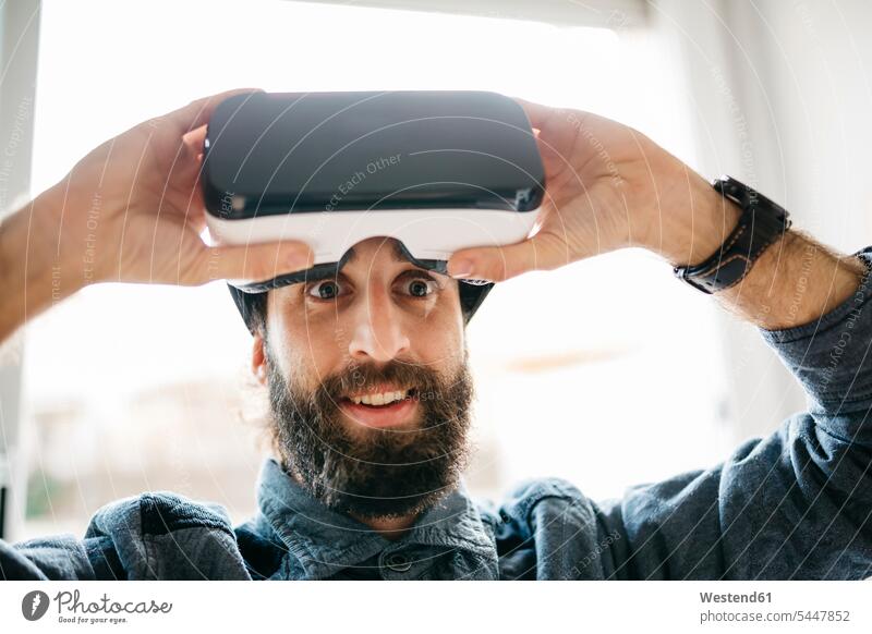 Porträt des Hauptdarstellers mit Virtual-Reality-Brille Virtual Reality Brille Virtual Reality-Brille VR Brille Portrait Porträts Portraits Mann Männer männlich