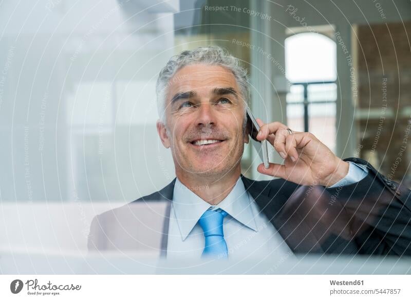 Ein reifer Geschäftsmann am Telefon Handy Mobiltelefon Handies Handys Mobiltelefone Erfolg Erfolge erfolgreich Manager Büro Office Büros Businessmann