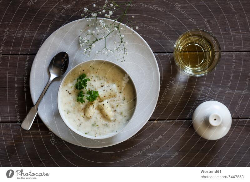 Weiße Spargelcremesuppe, garniert mit Spargelstangen und Petersilie Glas Trinkgläser Gläser Trinkglas Gesunde Ernährung Ernaehrung Gesunde Ernaehrung Gesundheit