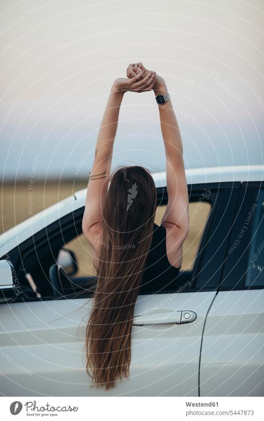 Frau lehnt sich aus dem Autofenster Spaß Spass Späße spassig Spässe spaßig Wagen PKWs Automobil Autos Freude freuen autofahren weiblich Frauen Kraftfahrzeug