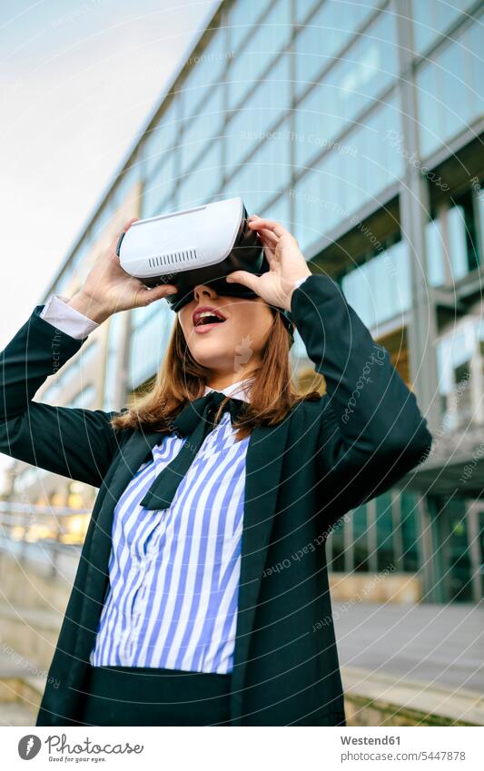 Geschäftsfrau mit VR-Brille Virtual Reality Brille Virtual-Reality-Brille Virtual Reality-Brille VR Brille Virtuelle Realität Virtuelle Realitaet