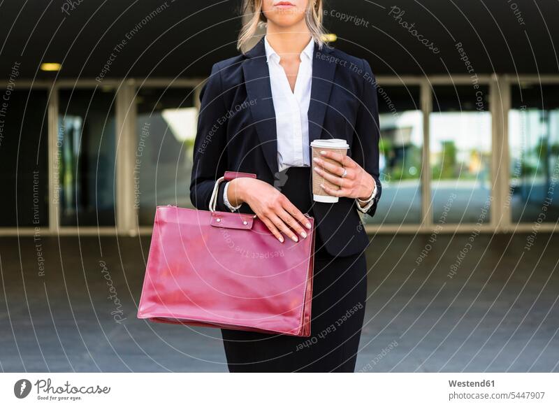 Geschäftsfrau mit modischer roter Ledertasche und Coffee to go, Teilansicht Geschäftsfrauen Businesswomen Businessfrauen Businesswoman Ledertaschen Aktentasche
