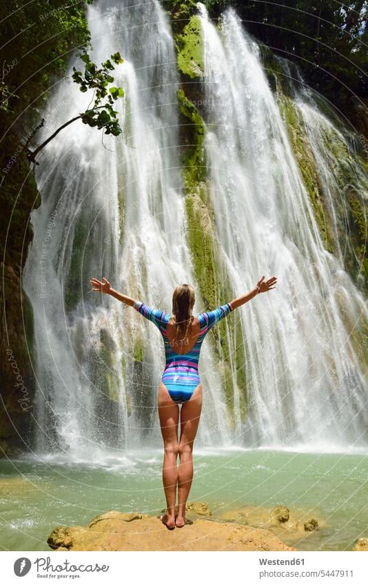 Dominikanische Republik, Samana, Frau bewundert riesigen Wasserfall Wasserfälle Wasserfaelle weiblich Frauen glücklich Glück glücklich sein glücklichsein stehen