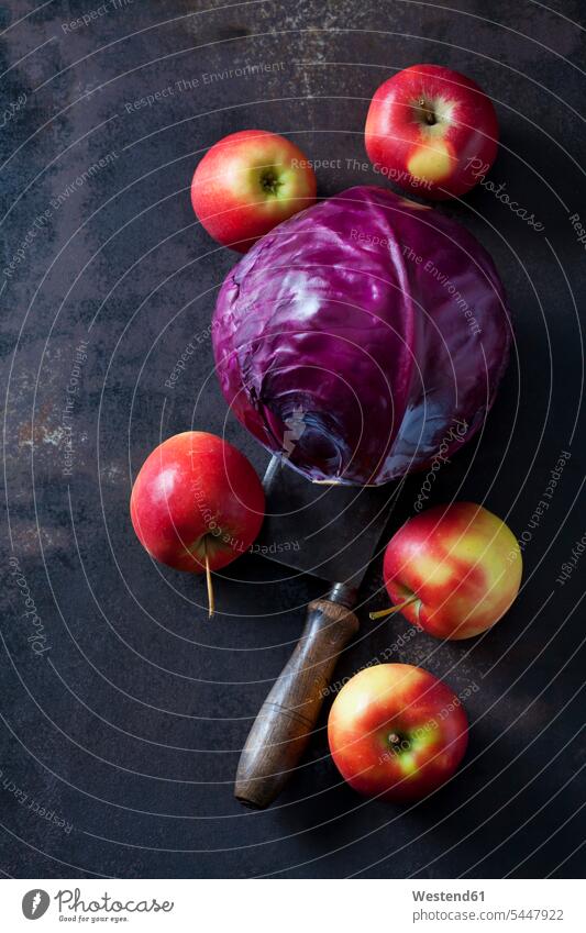 Rotkohl, Äpfel und Hackbeil auf rostigem Boden Niemand roter Apfel rote Äpfel Aepfel Blaukraut Rotkraut Textfreiraum lila lilafarben violett Hackmesser