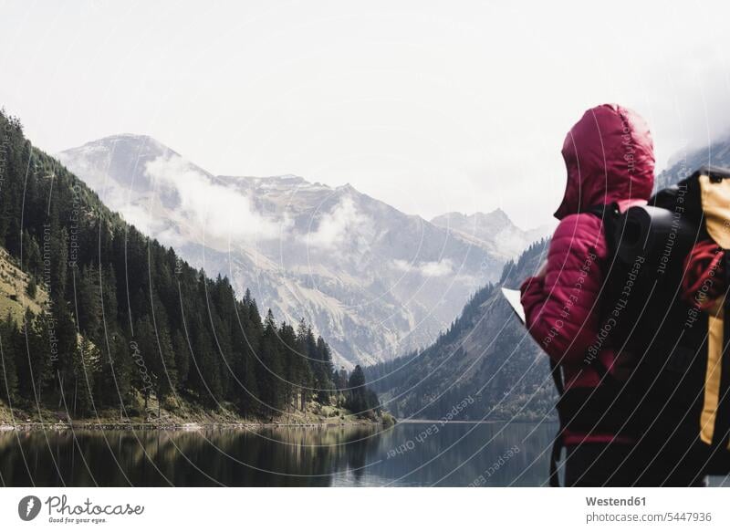 Österreich, Tirol, Alpen, Wanderer am Bergsee stehend steht Frau weiblich Frauen See Seen wandern Wanderung Erwachsener erwachsen Mensch Menschen Leute People