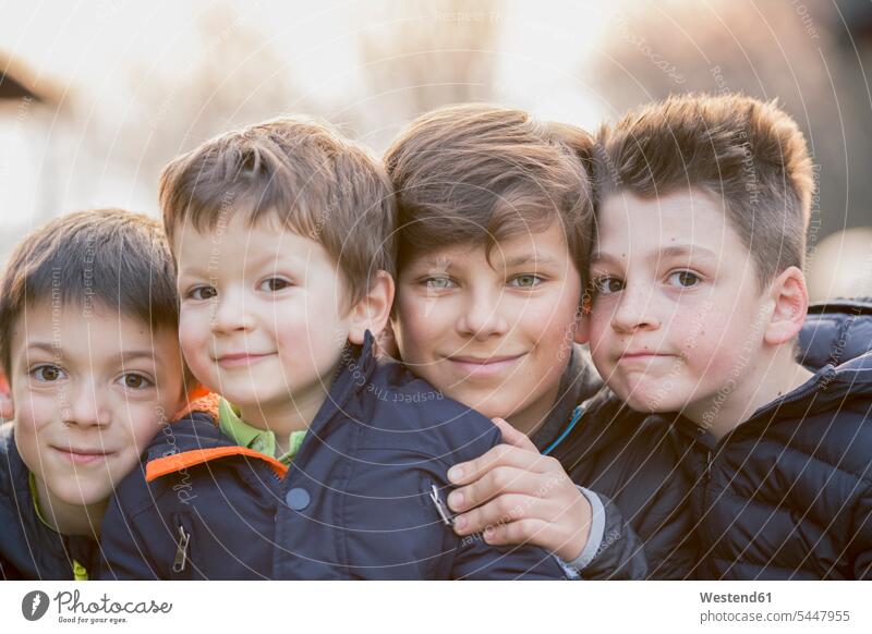 Gruppenbild von vier Jungen Gruppenaufnahme Gruppenfoto Freunde Portrait Porträts Portraits Freundschaft Kameradschaft Buben Knabe Knaben männlich lächeln Kind