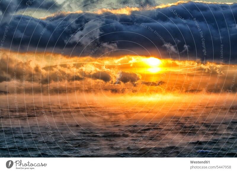 Arktischer Ozean, Wolken über der Barentssee in der Dämmerung Natur Sonnenuntergang Sonnenuntergänge Nördlicher Polarkreis Außenaufnahme draußen im Freien