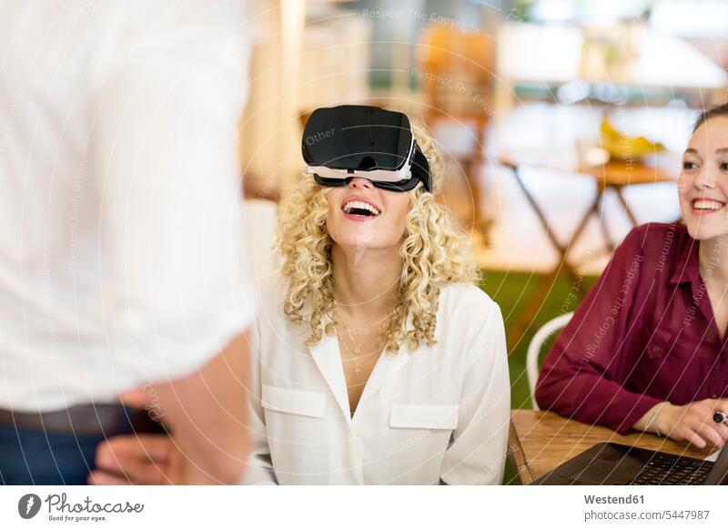 Blonde Frau probiert VR-Brille bei einem Workshop aus Arbeitskreis Seminar Seminare Arbeitskreise Workshops Projektarbeit lernen Virtual Reality Brille