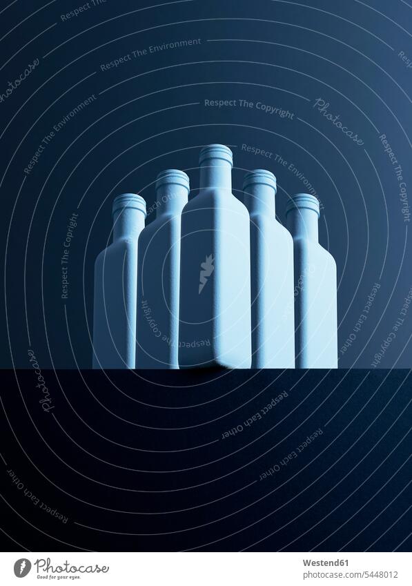 Fünf Flaschen vor dunklem Hintergrund, 3D-Rendering dunkel Übereinstimmung Konformitaet gleich Konformität konform Schlichtheit Einfachhheit einfach Gleichheit