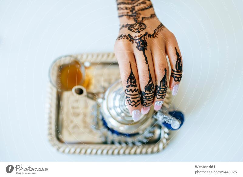 Marokko, Frauenhand mit Henna-Tätowierung, Nahaufnahme weiblich Henna-Tatoo Mehdi Hand Hände Erwachsener erwachsen Mensch Menschen Leute People Personen