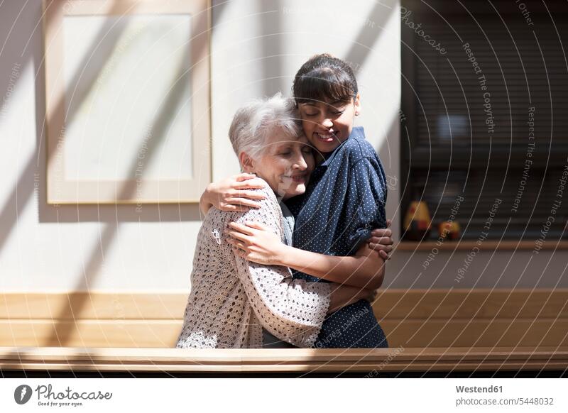 Krankenschwester umarmt ältere Frau im Altenheim helfen mithelfen Hilfsbereitschaft beistehen Mithilfe Beistand Hilfe Altenpflegerin Altenpflegerinnen Pflegerin
