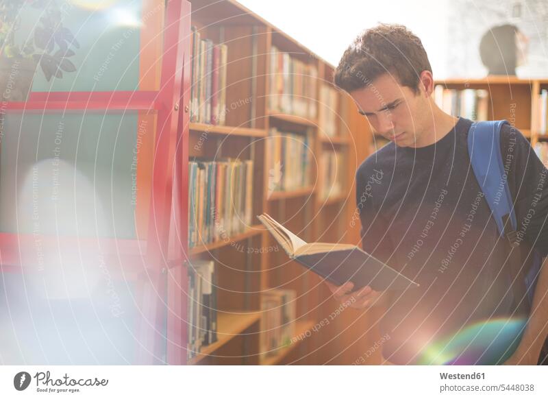 Gymnasiastin liest ein Buch in der Bibliothek lernen Bücherei Schüler lesen Lektüre Bildung Ausbildung Schule Schulen Europäer Kaukasier Europäisch kaukasisch