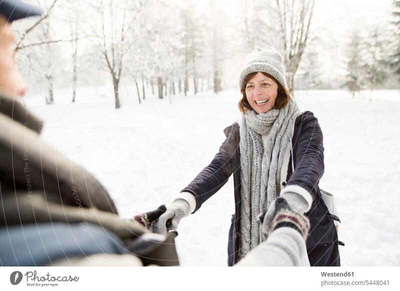 Glückliches älteres Ehepaar in Winterlandschaft glücklich glücklich sein glücklichsein winterlich Winterzeit lächeln Spaß Spass Späße spassig Spässe spaßig