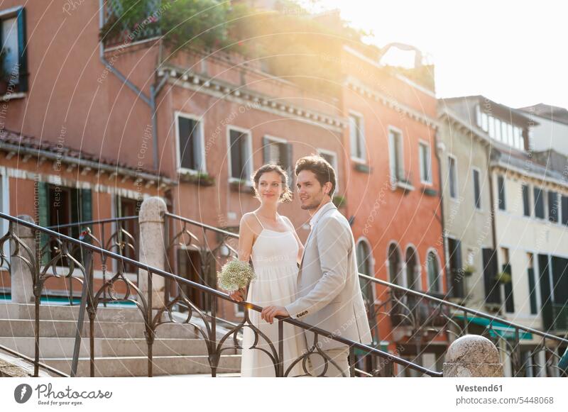 Italien, Venedig, Brautpaar steht bei Sonnenaufgang auf einer Treppe Paar Pärchen Paare Partnerschaft Brautleute Brautpaare Mensch Menschen Leute People