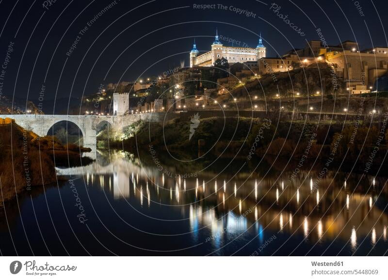 Spanien, Toledo, Blick auf die beleuchtete Stadt bei Nacht nachts Ruhe Beschaulichkeit ruhig Weltkulturerbe Beleuchtung historisch historisches geschichtlich