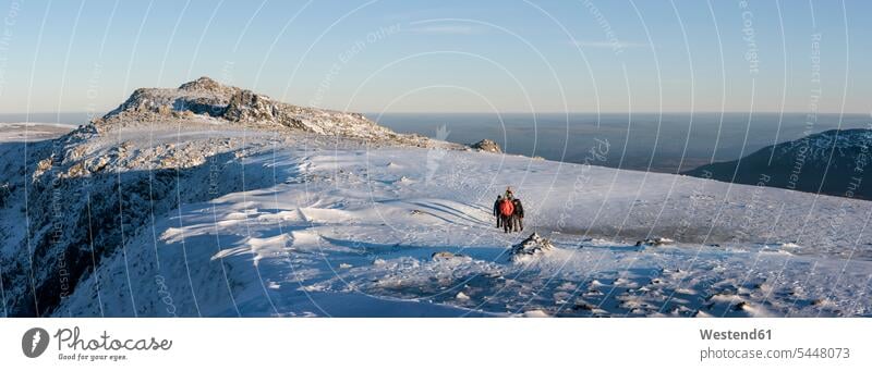 UK, Nordwales, Snowdonia, Ogwen, Glyder Fawr, Bergsteiger im Schneegebiet Berge Alpinisten Landschaft Landschaften Bergsteigen Alpinismus Sport Schneeebene