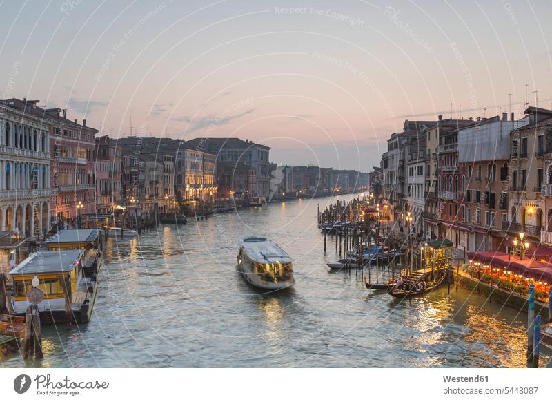 Italien, Venedig, Stadtbild mit Canal Grande in der Dämmerung Schiff Schiffe Illumination illuminiert Illuminierung Kanal Kanaele Kanäle Ruhe Beschaulichkeit