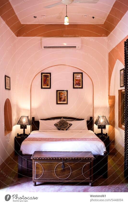 Indien, Rajasthan, Alwar, Heritage Hotel Ram Bihari Palace, Hotelzimmer Edel hochwertig Bett Betten Truhe Möbel Mobiliar Einrichtungsgegenstand