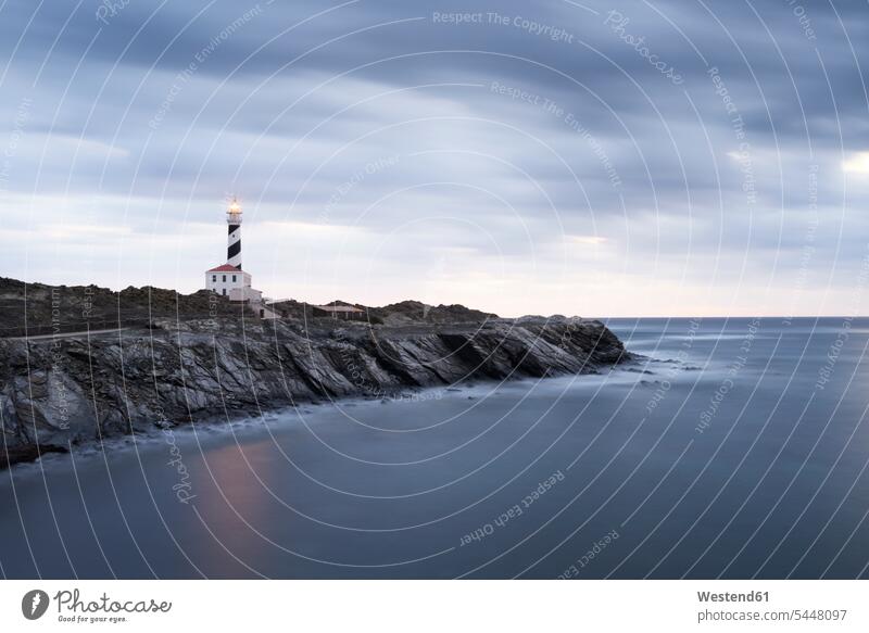 Spanien, Balearen, Menorca, Leuchtturm von Favaritx, morgens von Wolken umgeben Küste Küstenlandschaft Reiseziel Reiseziele Urlaubsziel Orientierung orientieren