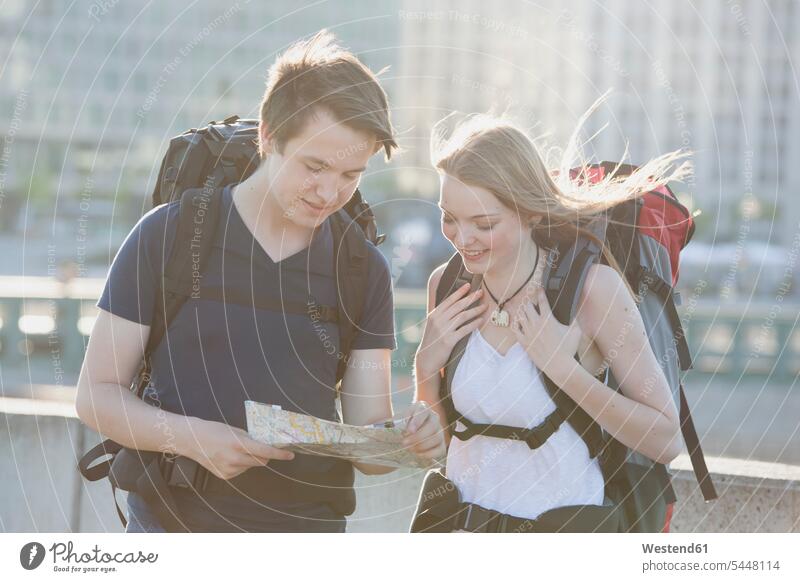 Deutschland, Berlin, Junges Paar reist mit Rucksäcken nach Berlin, siehe Karte Reisende Reisender Sightseeing Besichtigung besichtigen Besichtigungen Teenager