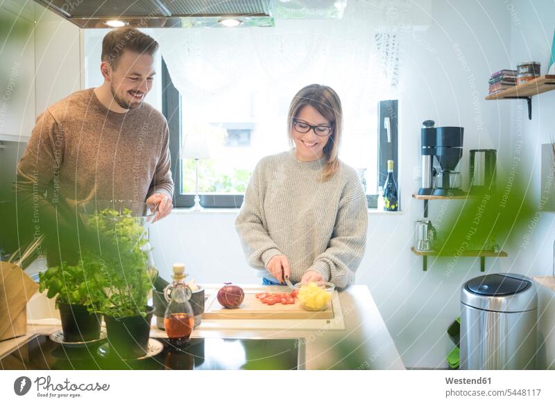 Glückliches Paar bereitet gemeinsam Salat in der Küche zu Salate glücklich glücklich sein glücklichsein Gemeinsam Zusammen Miteinander Zuhause zu Hause daheim