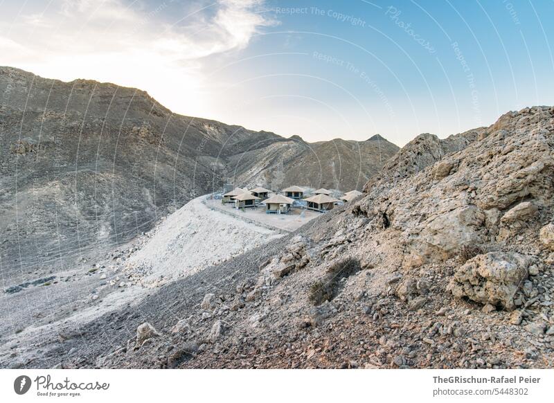 Steinwüste mit kleinen Häuser (Ferienanlage) im Hintergrund Wüste trocken heiß Oman reisen Ferien & Urlaub & Reisen Natur Tourismus Himmel Farbfoto Sommer Sur