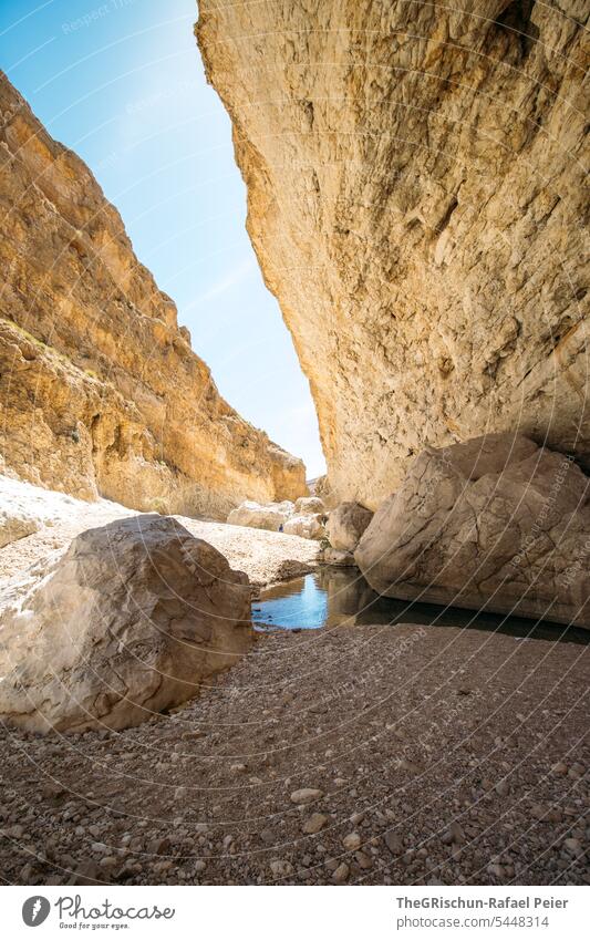 Bach zwischen hohen Felsen Wadi Natur Sand trocken Ferien & Urlaub & Reisen klares Wasser Fluss Tourismus Schwimmen & Baden beliebt Oman Klippe Schlucht Himmel