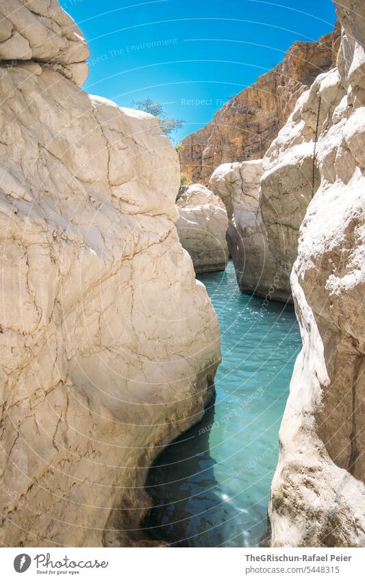 Fluss mündet durch Felsen (Wadi im Oman) Natur Sand trocken Ferien & Urlaub & Reisen klares Wasser Tourismus Schwimmen & Baden beliebt Klippe Schlucht Himmel