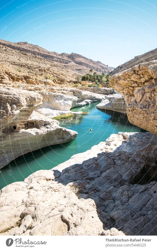 Frau badet in einem klaren Fluss der zwischen zwei Felsen durchfliesst Wadi Natur Sand trocken Ferien & Urlaub & Reisen klares Wasser Tourismus