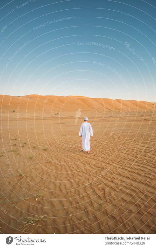Mann mit Traditionellem Omani-Anzug spaziert in der Wüste Sand Außenaufnahme Farbfoto Natur Tourismus Wahiba Sands omanische Wüste Landschaft