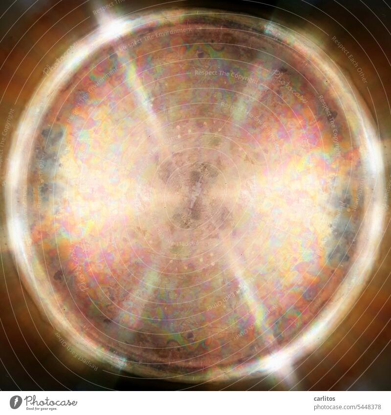 Kochtopf | angelaufen, Innenansicht .... Kreis Stern Licht Regenbogenfarben leuchten Sternförmig abstrakt Reflexion & Spiegelung mehrfarbig Lichtbrechung