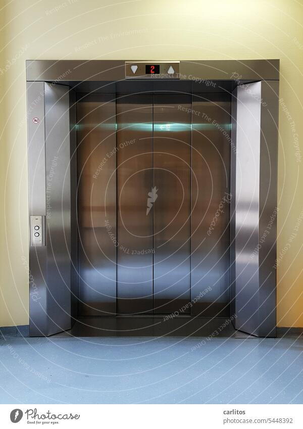 Aufzug | es geht aufwärts, es geht abwärts. Aber es geht ... Fahrstuhl Aufzugtür Architektur Gebäude Wand Edelstahl Metall silber Stahl grau