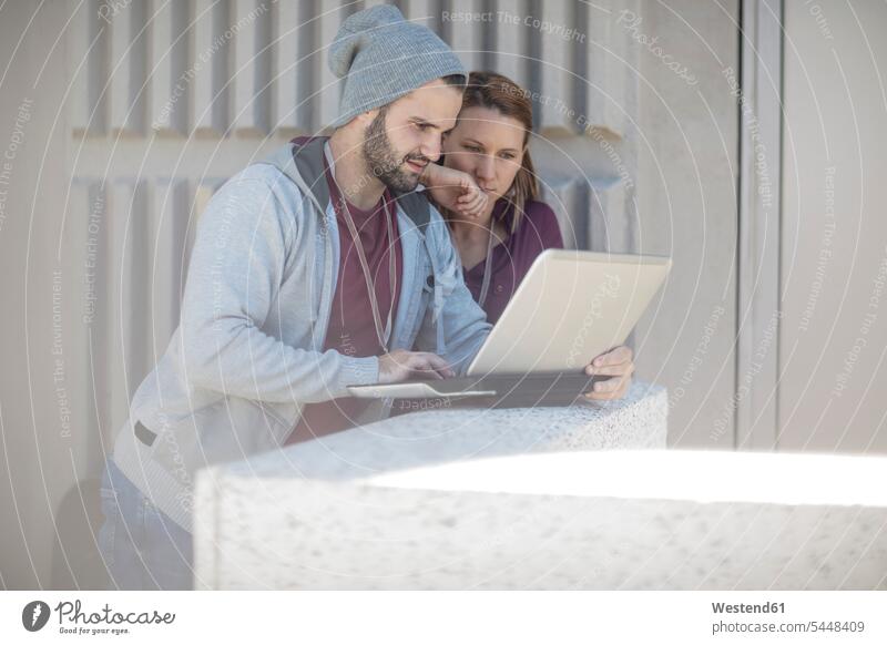 Junger Mann und Frau benutzen gemeinsam einen Laptop Notebook Laptops Notebooks Computer Rechner Paar Pärchen Paare Partnerschaft Mensch Menschen Leute People