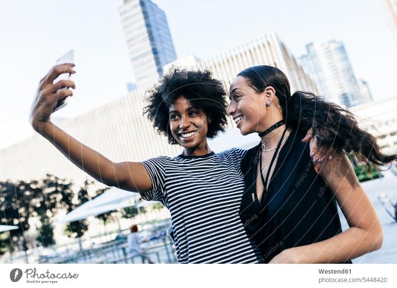 USA, New York City, zwei glückliche junge Frauen machen ein Selfie mit Smartphone Selfies iPhone Smartphones Freundinnen Handy Mobiltelefon Handies Handys