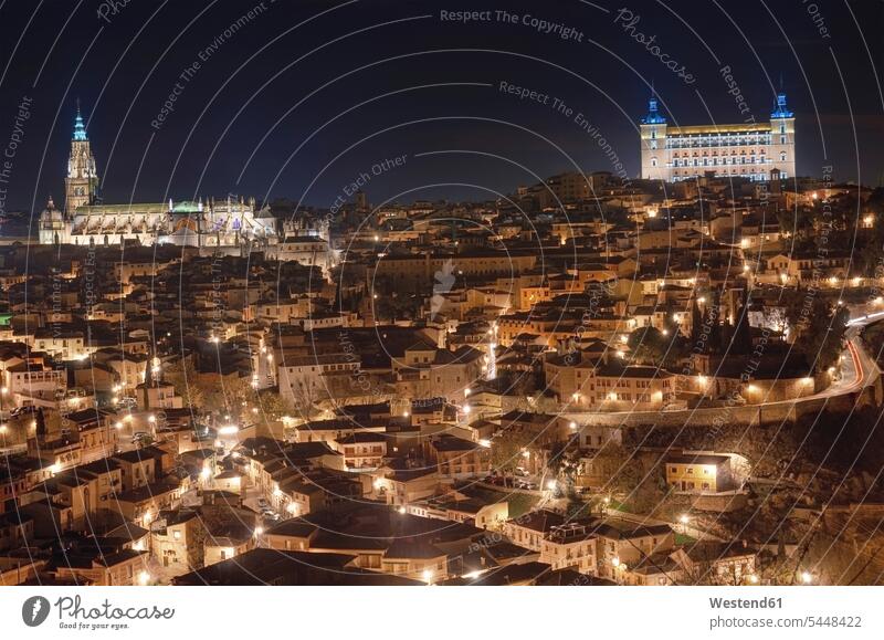 Spanien, Toledo, Blick auf das beleuchtete Stadtbild mit Kathedrale und Alcazar im nächtlichen Hintergrund Nacht nachts Weltkulturerbe Kathedralen Beleuchtung