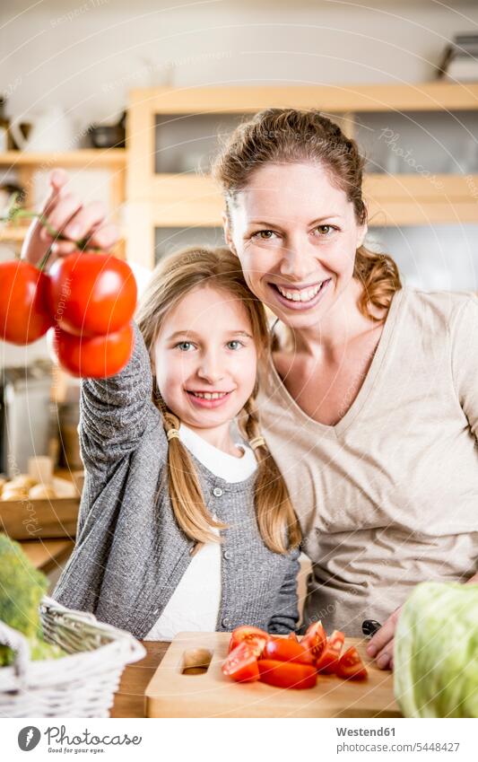 Mutter und Tochter bereiten in der Küche Salat zu Küchen Tomate Speisetomaten Tomaten Mami Mutti Mütter Mama Töchter Gemüse Gemuese Essen Food Food and Drink