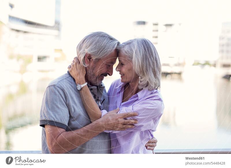 Älteres Ehepaar macht eine Städtereise, küsst und umarmt sich küssen Küsse Kuss unterwegs auf Achse in Bewegung City Trip Kurztripp City Break glücklich Glück
