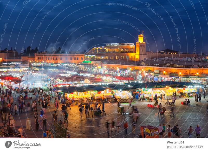 Marokko, Marrakesch, Djemaa el Fna bei Nacht beleuchtet Beleuchtung Basar Basare Illumination illuminiert Illuminierung historisch historisches geschichtlich